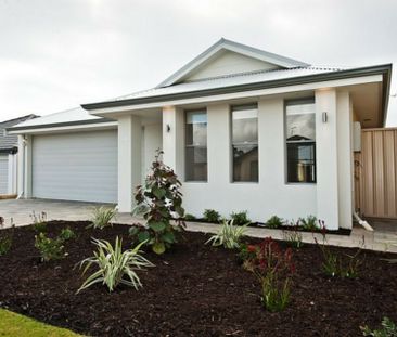 Spacious Family Home Close to Parks & Shops - Photo 4