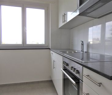 "helle, moderne 4.5-Zimmer-Wohnung mit Balkon an ruhiger Lage" - Photo 1