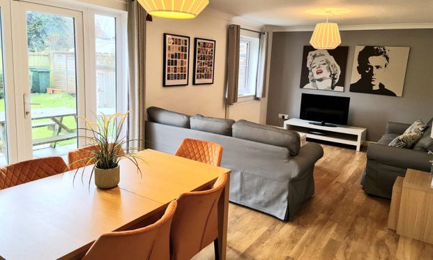 Windrush Court Room 6 - Photo 1