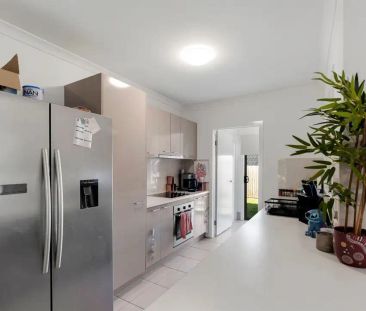 “Charming Silkstone Home Awaits You!” - Photo 2