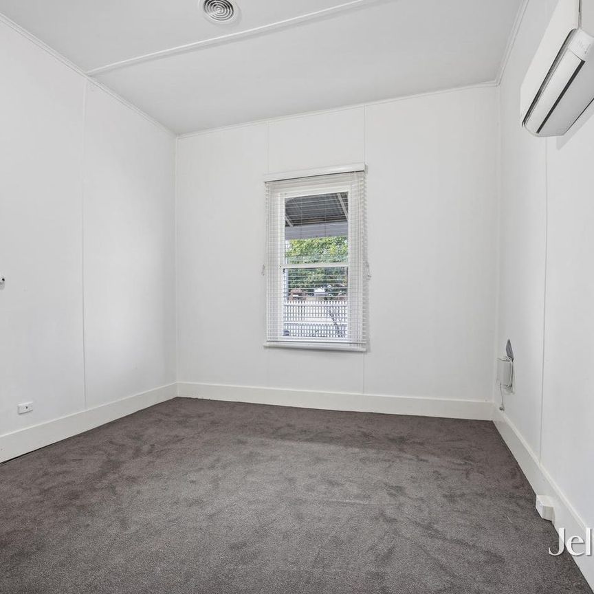 Charming Ballarat Cottage Close to CBD & Transport - Photo 1