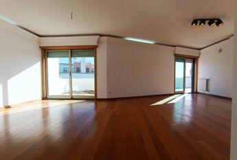 Apartamento T3 com Terraço Privativo para Arrendamento em Nova Queijas