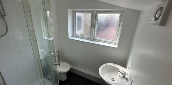 Room 2, Nottingham, NG17 - Photo 2