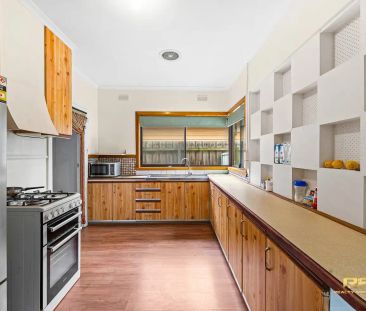 “Spacious Family Home in the Heart of Sunshine!” - Photo 3