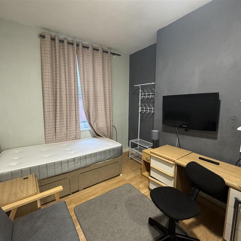 1 bedroom in a house share to rent - Photo 1