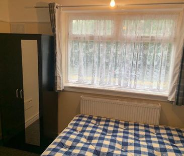 4 bedroom semi-detached house to rent - Photo 4