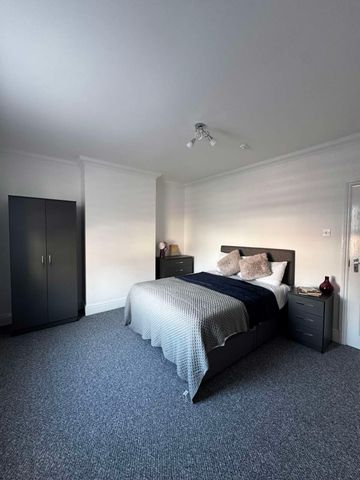 3 Bedroom Houseshare Central Gloucester Room 1 - Photo 2