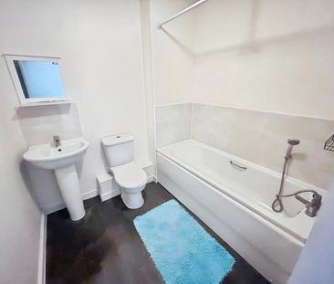 4 bedroom House To Let - Photo 3