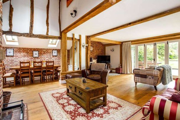 A beautifully presented coach house boasting character throughout. - Photo 1