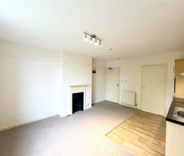 A studio flat in the heart of Summertown. The property is situated ... - Photo 2