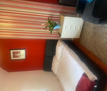 1 bedroom in a house share to rent - Photo 2