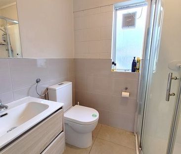 Two Bedroom Flat in the Heart of Morningside - Photo 4