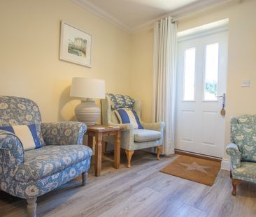 3-Bedroom Terraced House with Allocated Parking - Photo 4