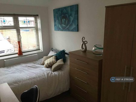 1 bedroom in a house share to rent - Photo 3