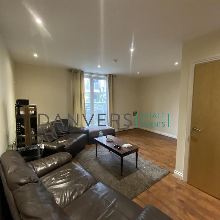 4 bedroom end of terrace house to rent - Photo 1