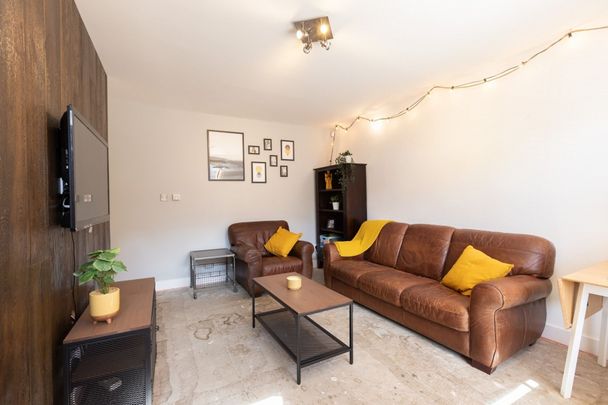 Royal Park View, Hyde Park, Leeds - Photo 1