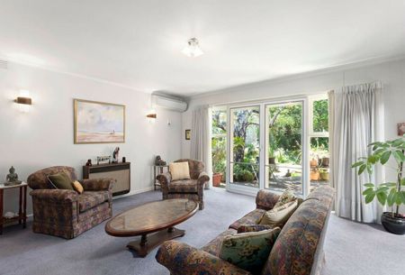 GREAT FAMILY HOME OPPOSITE OAK STREET OVAL - Photo 3