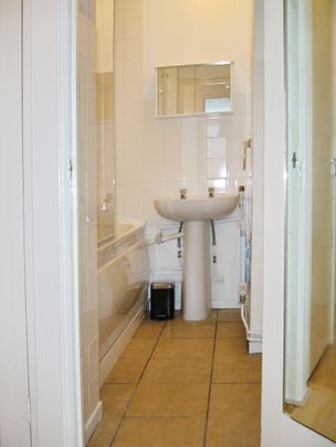1-Bedroom Apartment with Balcony. The Quarterdeck, Canary Wharf E14 - Photo 1