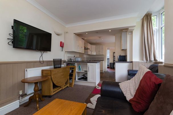 1 bedroom in a house share to rent - Photo 1
