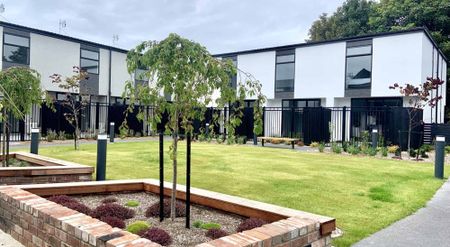 EXECUTIVE FULLY FURNISHED TOWNHOUSE IN EXCELLENT LOCATION! - Photo 5