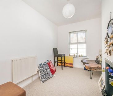 3 bed House - Mid Terrace To Let - Photo 4