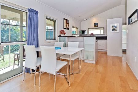 Central 2 bedroom home with lovely garden - Photo 2