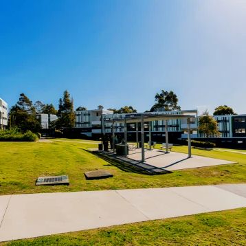 5 Bedroom Townhouse with Ensuite - Photo 1