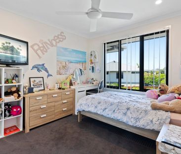 Spacious Four Bedroom Townhouse in Resort-Style Complex - Photo 5