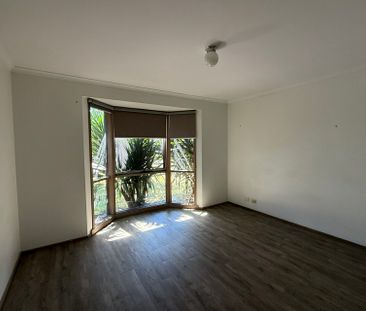 8 Greenhill Rise, Hampton Park VIC - Photo 5