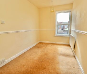3 bedroom Mid Terraced House to let - Photo 6