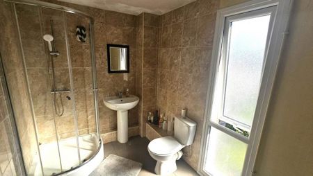 1 bedroom in a house share to rent - Photo 5