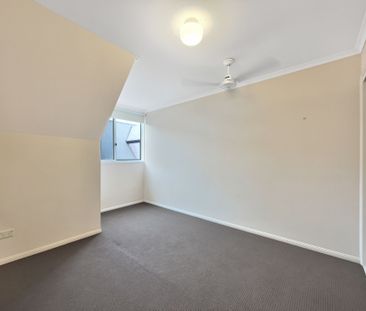 Short Walk to Sunshine Plaza and Ocean Street! - Photo 3