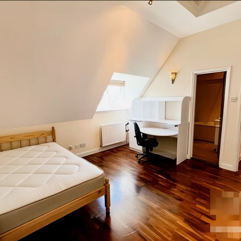 Ensuite Room 4 - Photo 1