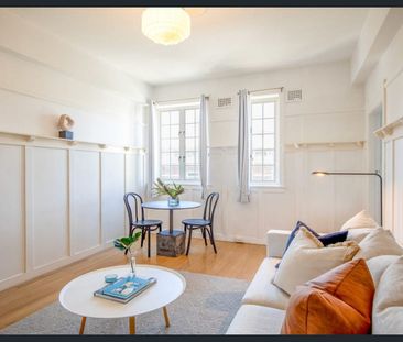 Timeless Art Deco Living in a Blue-Chip East Sydney Location - Photo 1