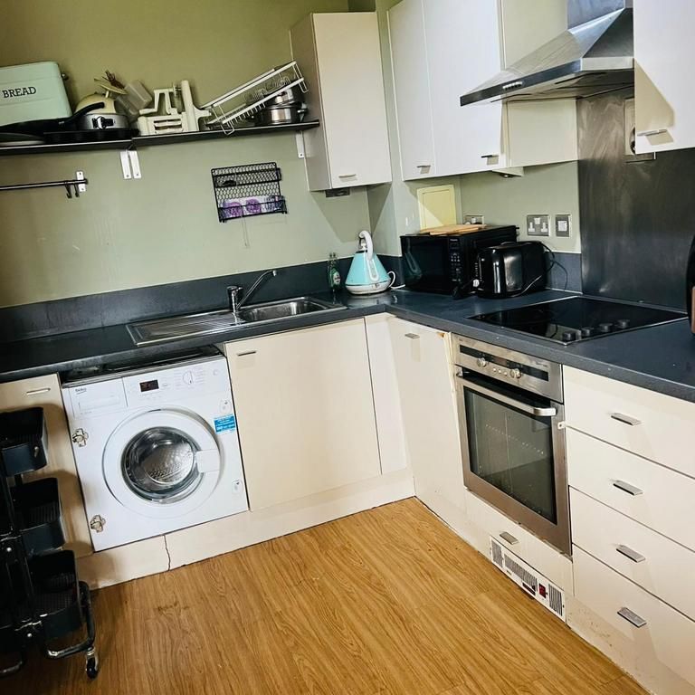 1 bedroom in a flat share to rent - Photo 1