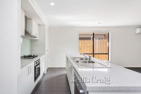 7 Anglers Avenue, Point Cook - Photo 2