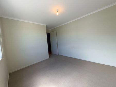 Bright, simple family home - Photo 4