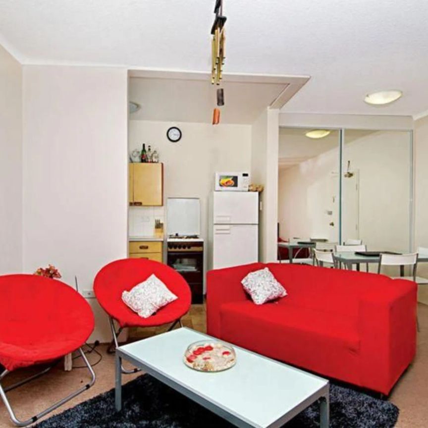 Spacious Studio Apartment In Prime Location - Photo 1