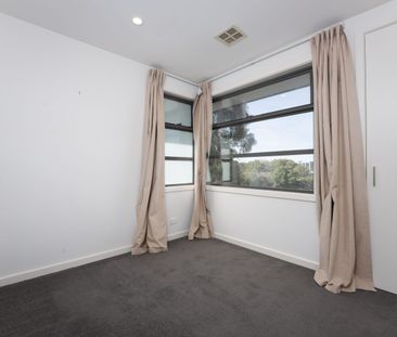 Stylish & Contemporary 3-Bedroom Living in Blackburn - Photo 2