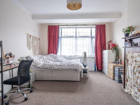 4 bedroom semi-detached house to rent - Photo 3