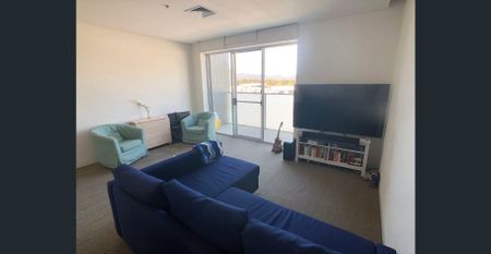 Stylish Top Floor City Apartment - Photo 3