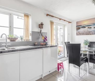 4 bedroom end of terrace house to rent - Photo 6