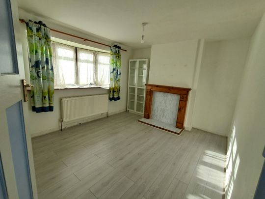 3 bed terraced house to rent in Herne Road, Bushey, WD23 - Photo 1