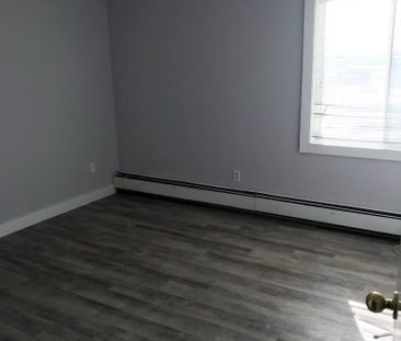 Ambassador – 2 Bedroom + Den - Photo 2