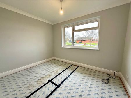 4 bedroom semi-detached house to rent - Photo 4