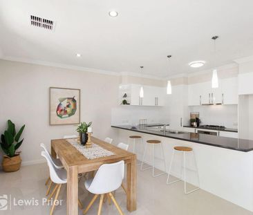 Prime Location - Neat & Tidy Courtyard Home - Photo 3