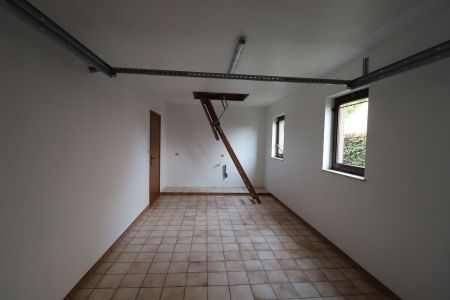 Laagbouwwoning met 2 slaapkamers, garage, terras en tuin. - Photo 2