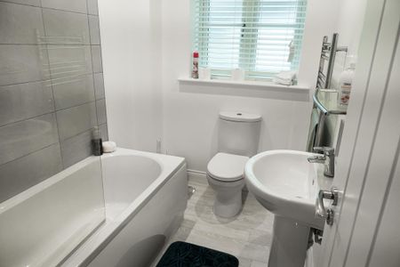 3 bedroom detached house to rent - Photo 5