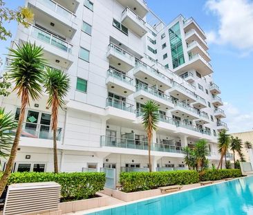 Modern Fully Furnished Apartment with Pool - Photo 2
