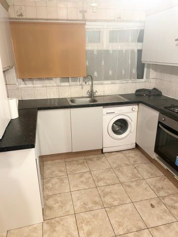 3 Bed Terraced House, Chadwin Road, E13 - Photo 2